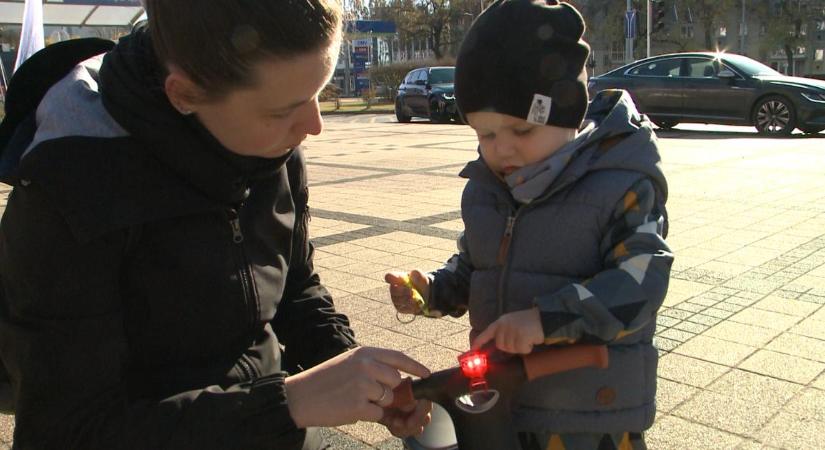 Látni és látszani: láthatósági eszközöket osztottak a biztonságosabb közlekedés érdekében Debrecenben