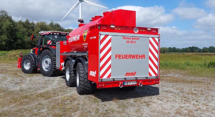 12 000 liter víz és három vízágyú – itt a világ legizmosabb traktora! VIDEÓ