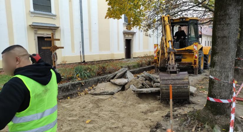 Térköves lesz a járda az Andrássy út templom felőli oldalán is