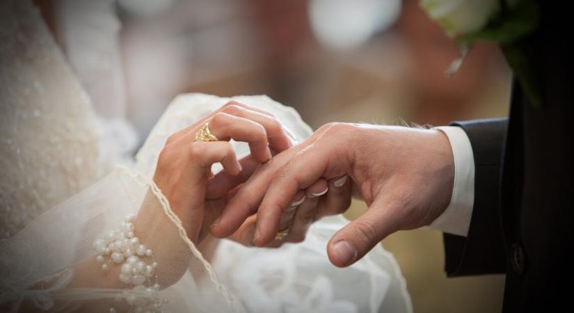 Saját vőlegénye alázta meg a menyasszonyt az esküvői beszédében