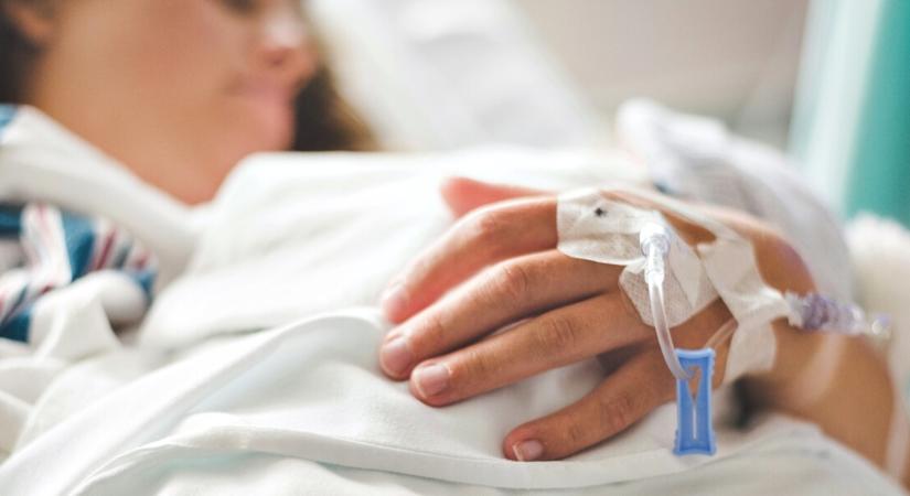 A kényszergyógykezelését rendelték el egy ápoló szemébe kanalat szúró férfinak