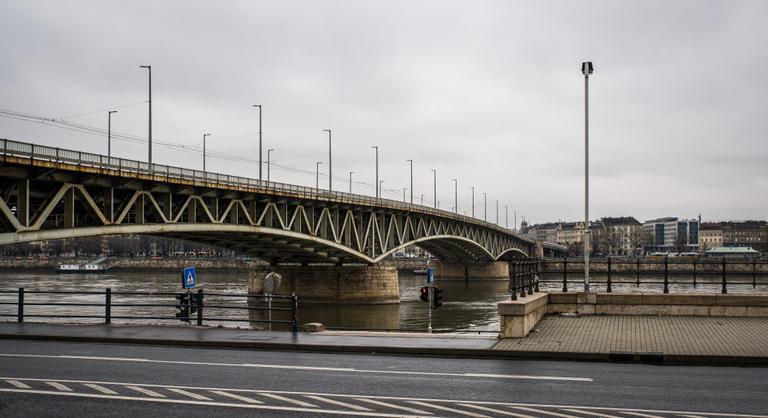 Több mint félmázsás márványtábla zuhant le a Petőfi hídról