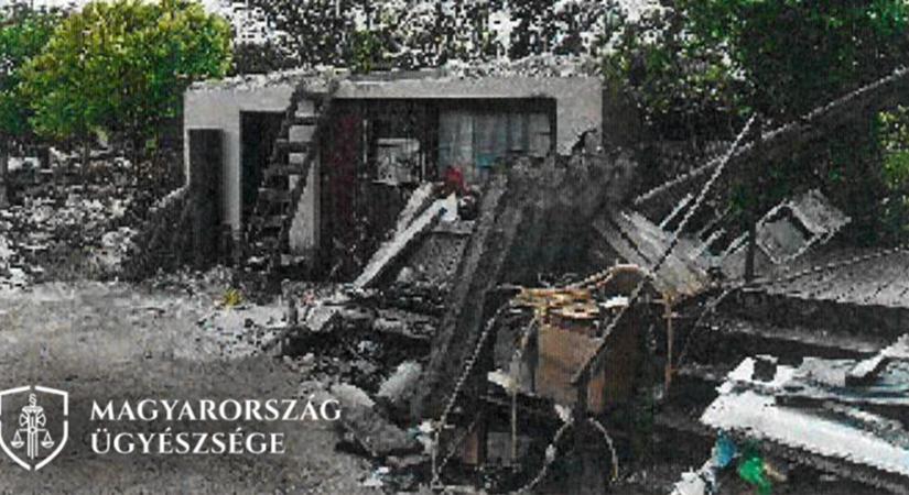 Kilakoltatása során ellopta az elárverezett ingatlanon lévő melléképületek tetejét