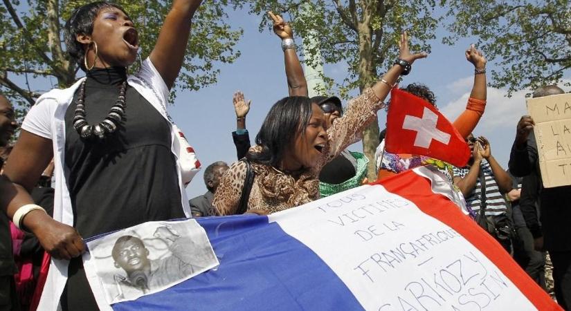 Olyan erővel szurkálta meg idős házigazdáját a migráns Franciaországban, hogy beletört a kése