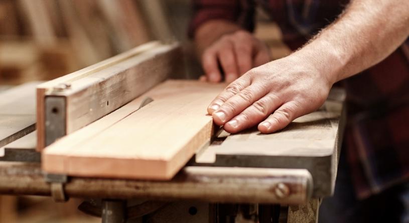 Barkácsolj fából: 2 dekoratív és hasznos ötletet mutatunk, ha ez a kedvenc alapanyagod!
