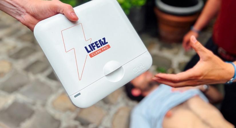 Már mind a 198 Tesco áruházban elérhető életmentő automata defibrillátor