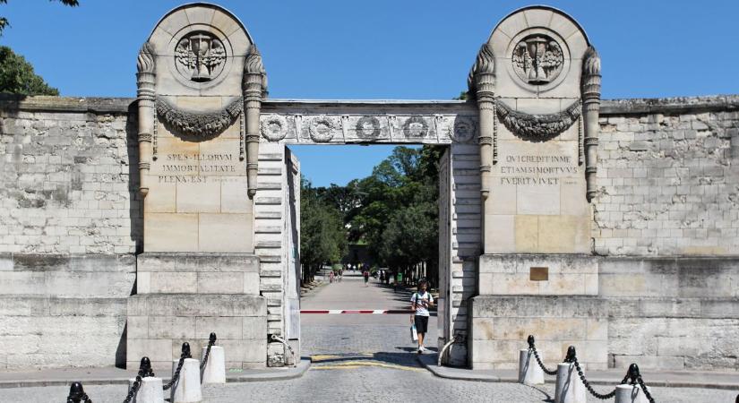 Felújítandó sírkőhöz sírhely – elképesztő temetői árukapcsolást látni Párizsban