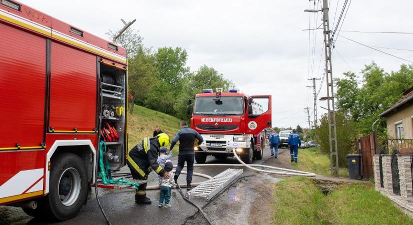 Hatalmas lángok csaptak fel az épületből, két település tűzoltóit riasztották