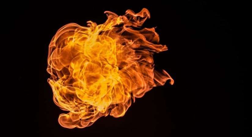 Lángra kapott egy férfi a melbourne-i reptéren, miután felrobbant a zsebében egy power bank