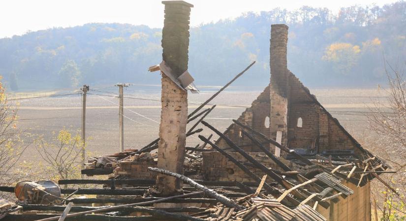 Szándékos gyújtogatásra gyanakodnak, miután egyszerre gyulladt ki két ház éjjel a faluban (képgaléria)