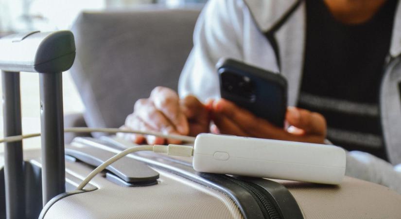 Lángra kapott egy férfi a meghibásodott power bankja miatt egy ausztrál reptéren