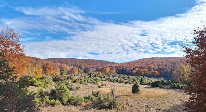 A Bükk már télre hangol: jégbe fagyott a Mohos-töbör