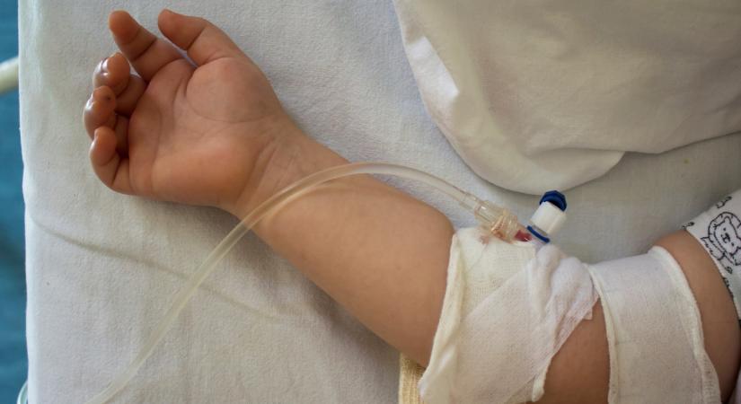 Tömeges ételmérgezés Magyarországon: gyerekek tucatjai kerültek infúzióra