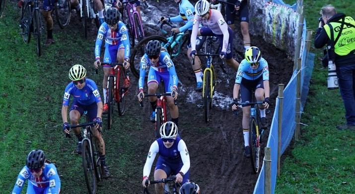 Rekordmezőny és sztárparádé a sárban