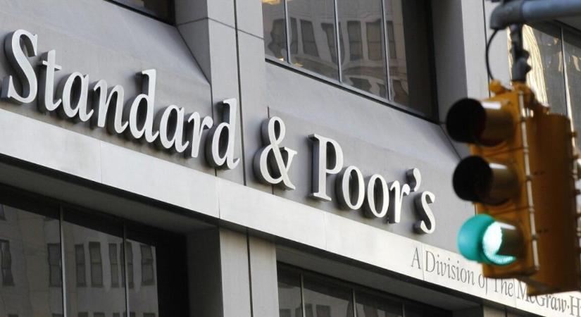 Figyelmeztette az S&P Magyarországot: baj lehet az osztogatásból