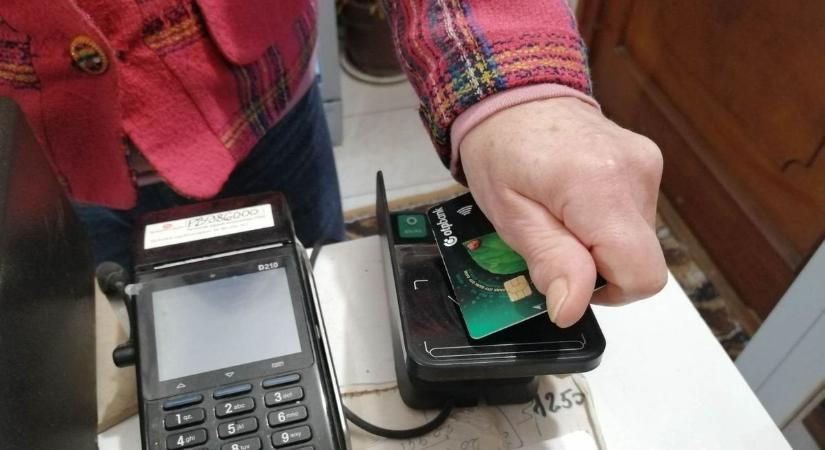 Talált bankkártyával vett fel pénzt, majd ismerősét is kirabolta – vádemelés lett a vége