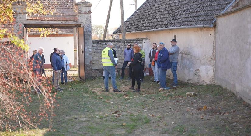 Munkáskesztyűre cserélték a hivatali viseletet