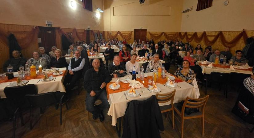 Megható pillanatok és fergeteges hangulat – együtt ünnepelték az időseket Berekböszörményben