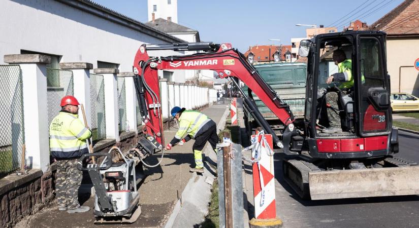 A befejező szakaszhoz érkeztek – Hamarosan készre jelenthetik a járdafelújítást ebben az utcában (galéria)