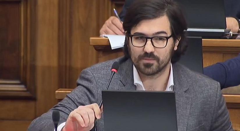 Milošević unokája visszaszólt a haladóknak: Legalább a koalíciós partnereik iránt tanúsítsanak méltóságot!