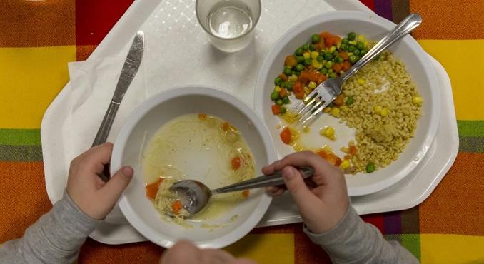 Már közel 500 diák és dolgozó lett rosszul, miután megette a menzán az ebédet Budapesten