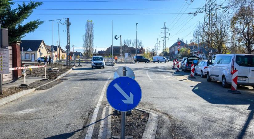 Újra megnyílt a Vámospércsi út és a Budai Nagy Antal utca kereszteződése – fotókkal, videóval