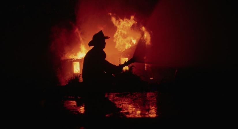 Óriási robbanás rázott meg egy öcsödi utcát, kilométerekről látni a brutális füstoszlopot