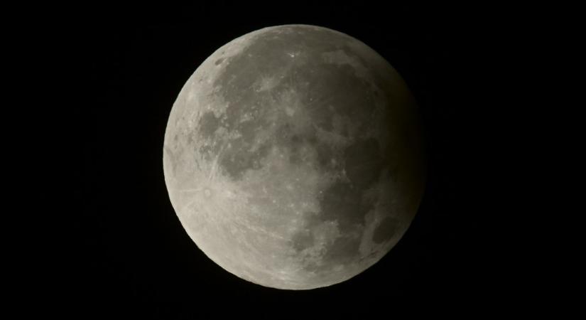 Egy japán csillagász-fotós elkapta, amint meteor csapódik a Holdba, ráadásul egymás után kétszer is