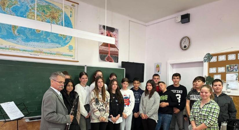 Igazán különleges énekórán vettek részt a gyerekek