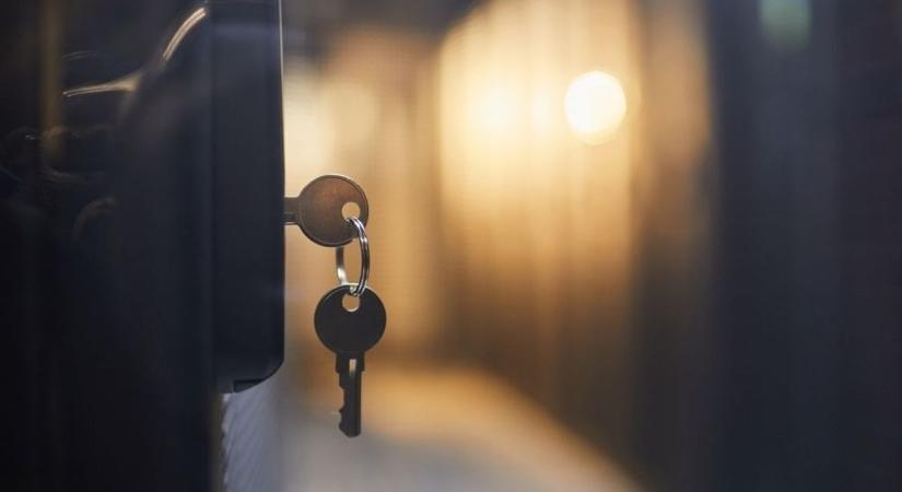 Költözködik a régi leggazdagabb üzletasszonya: ennyiért árulja a folyóparti luxusvilláját