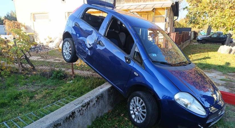 Kerítésre akasztotta a sofőr a Puntóját, megelevenedett a GTA Siófokon