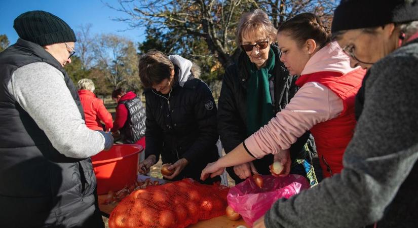 A gyerekektől a papig mindenki jóllakott: Nagyrábén megmutatták, örök a régi jó hajdú-bihari disznótor – fotókkal, videóval