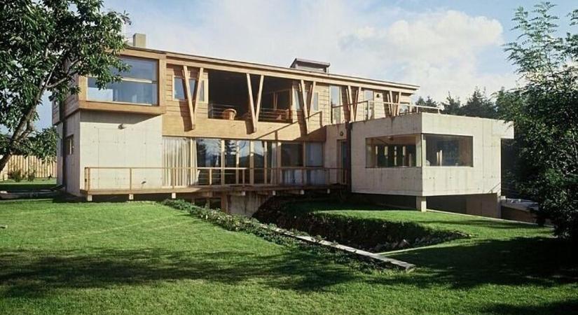 A helikopterbalesetben elhunyt milliárdos özvegye eladja pazar luxusvilláját