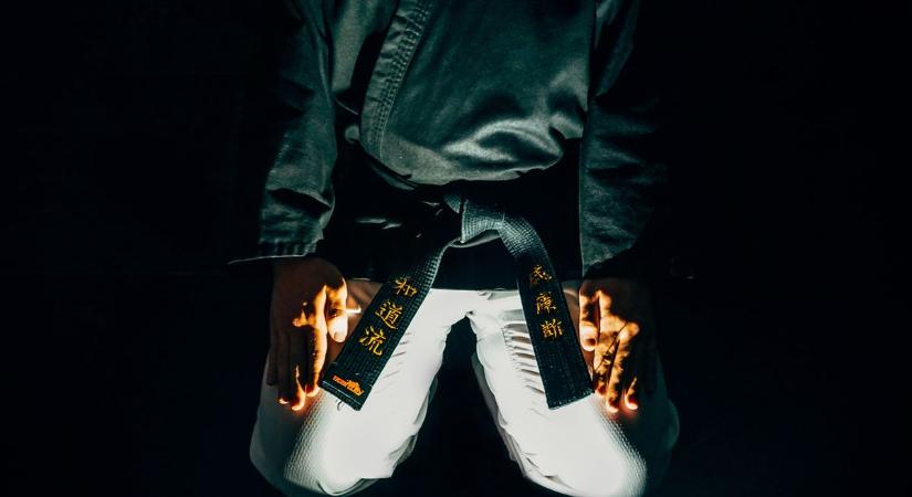 Igazi hős: Fekete öves harcművész állította meg a rablót a zsúfolt metróban - Videó