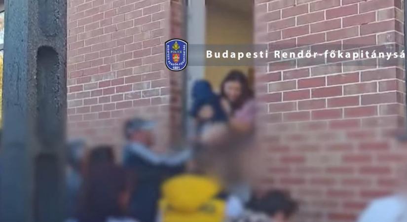 Az ablakon menekítették ki a gyerekeket, amikor egy férfi késsel a kezében jelent meg egy budapesti óvoda udvarán – videó