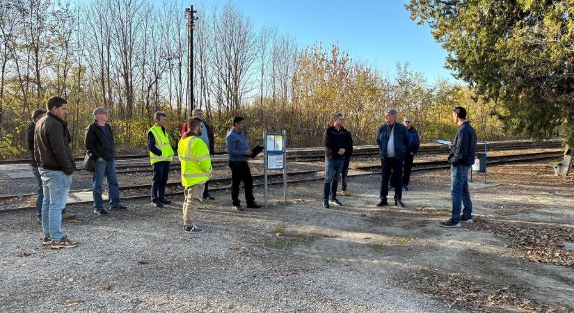WiFi, klimatizált váró és modern parkoló: így fog kinézni a jövő tiszaalpári vasútállomása – fotók