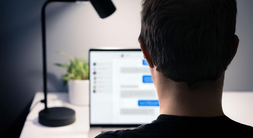 Lebukott a techóriás: szemet huny az átverések felett, és ezzel milliárdokat keres – melyik közösségi platformon kell a legjobban odafigyelni?