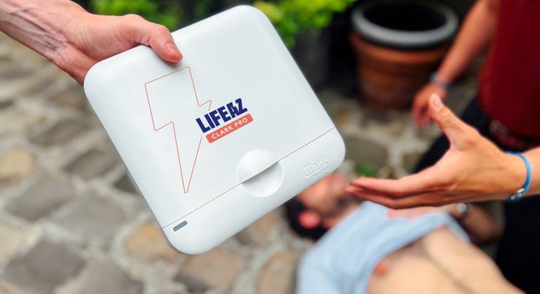 Már minden Tesco áruházban elérhető automata defibrillátor
