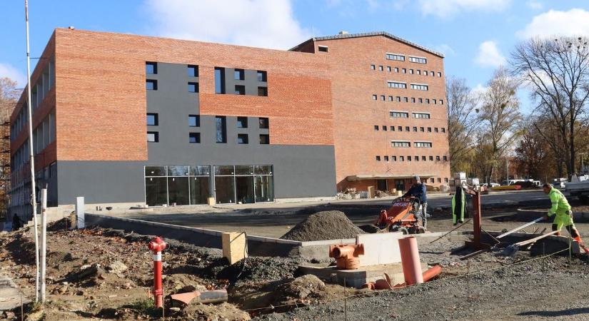 Nagy erőkkel zajlik az építkezés a Zallure Parkban – A Rossmann után újabb beköltözők várhatók, vajon kik? (galéria, videó)