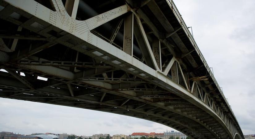Félmázsás márványtábla zuhant egy rollertárolóra a Petőfi hídról