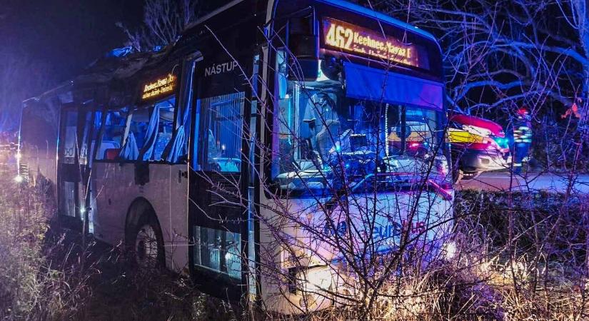 GYORSHÍR: Fának csapódott az autóbusz, többen megsérültek