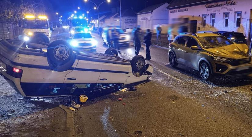 Durva négyes karambol Nyíregyházán – az egyik autó felborult! (fotókkal, videóval)