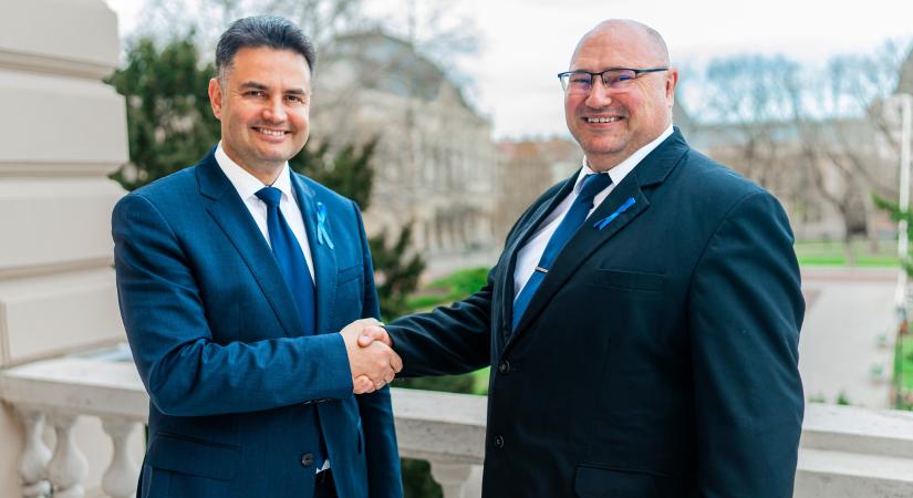 A Lázár-média „oknyomozását” segíti egy videóban Gyöngyösi Ferenc és Márki-Zay Péter