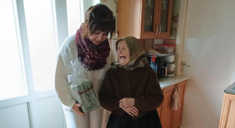 Isten éltesse Marcsa néni! - 104. szüleésnapján köszöntötték a nagyrédei asszonyt