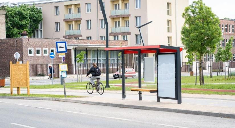 A rapper fenegyerek egykori borsodi lakása előtt pózol