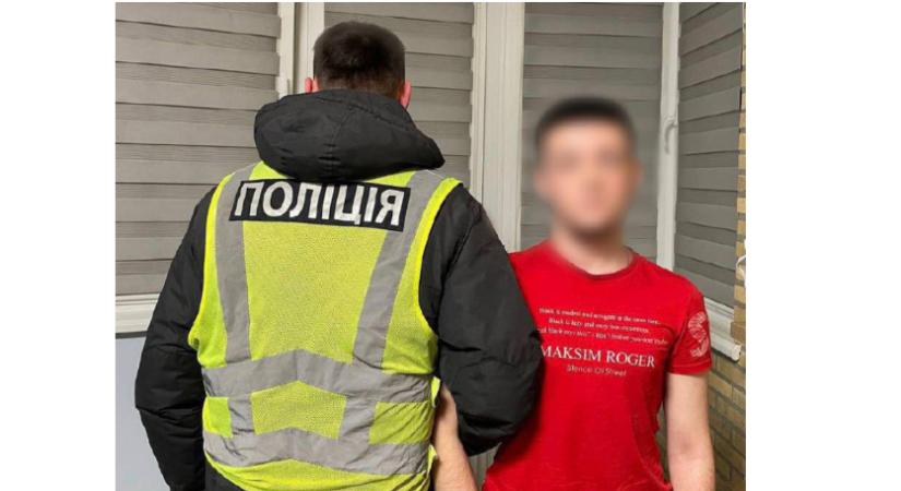 Oroszul énekelt rendőri egyenruhában egy kijevi fiatal az interneten, az igazi rendőrök azonosították és megbüntetik