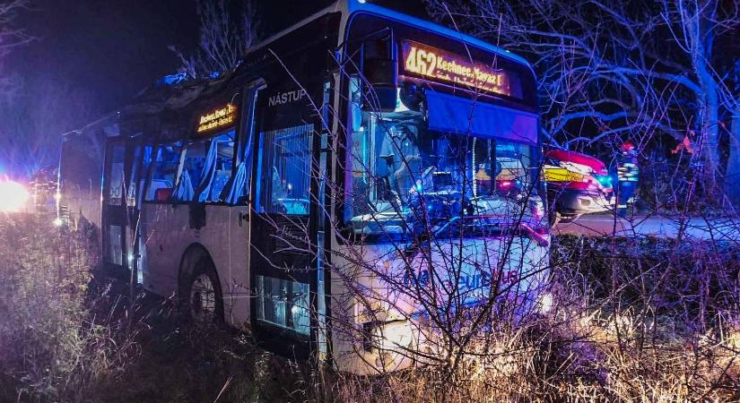 Fának ütközött egy busz Kassa-környékén, többen megsérültek