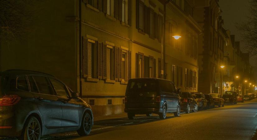 „Már nem biztonságosak az éjszakai parkolók” – sorozatos autórongálások borzolják a kedélyeket Pilisen
