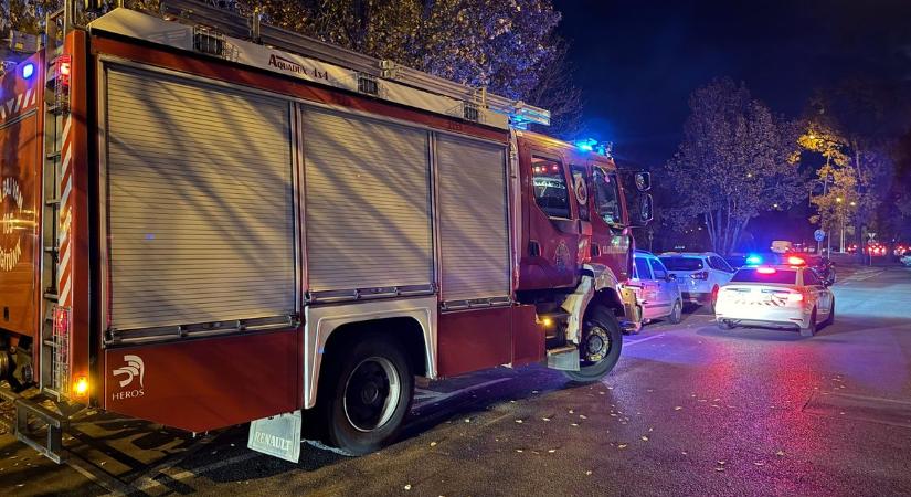 Nagy a baj Hajdúszoboszlón? Tűzoltó és mentő is sietett a Jókai sorra – fotókkal, videóval