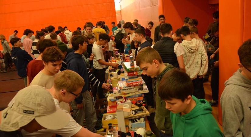 A pannonhalmi bencés diákok gyűjtéssel segítenek az időseknek